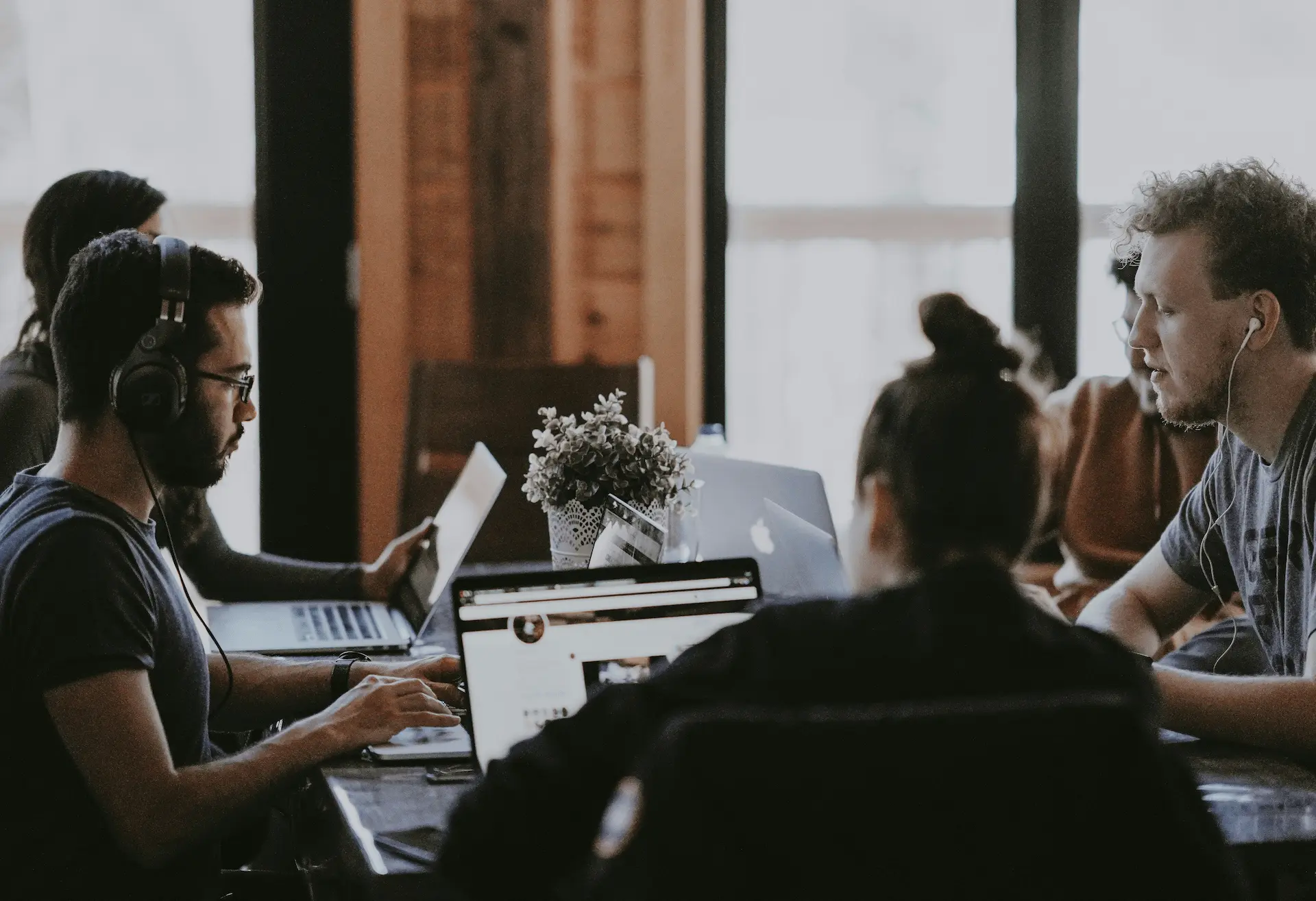 Team di dipendenti al lavoro con laptop in un ambiente ufficio moderno, a rappresentare il benessere aziendale e i benefit per i lavoratori offerti da EP Welfare.