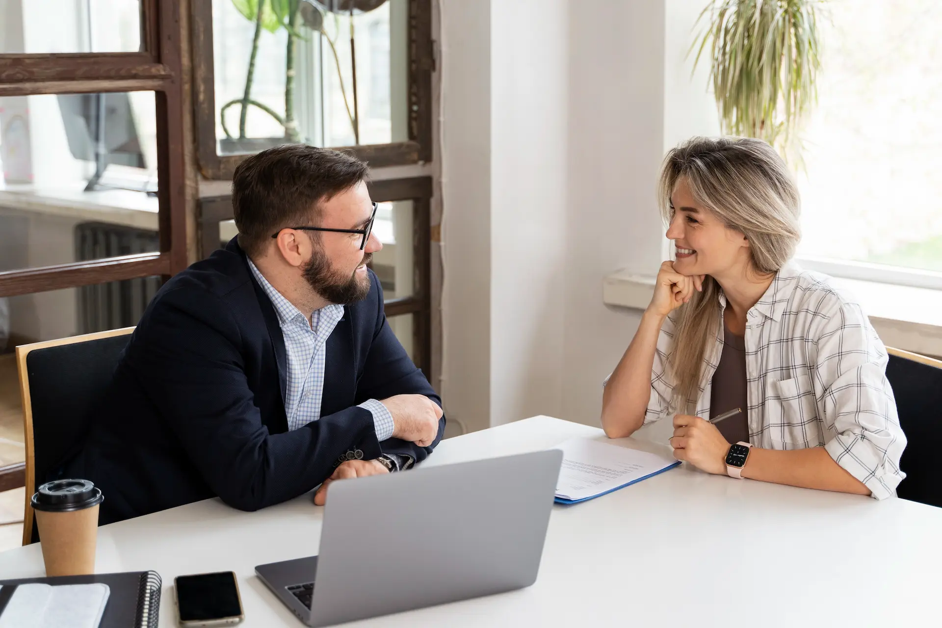 Responsabile HR e dipendente in un colloquio in ufficio per discutere il piano di welfare aziendale e i benefit aziendali offerti dall'azienda.